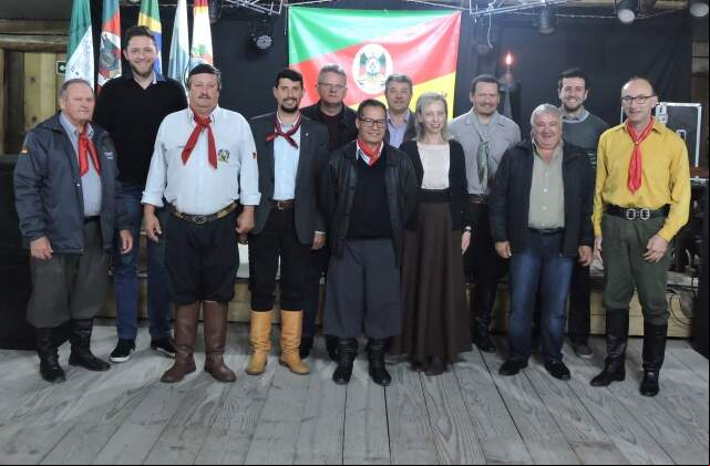 Vereadores e patrão do CTG Norberto Schumann. 