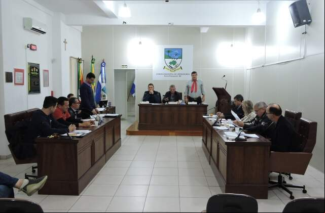 Votação aprovou redução para nove cadeiras. 